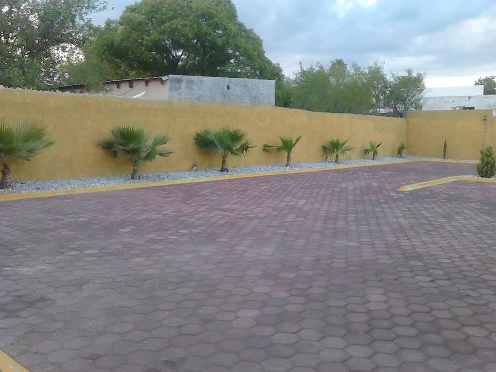 Monte Salerno Hotel & Suites Montemorelos Bagian luar foto